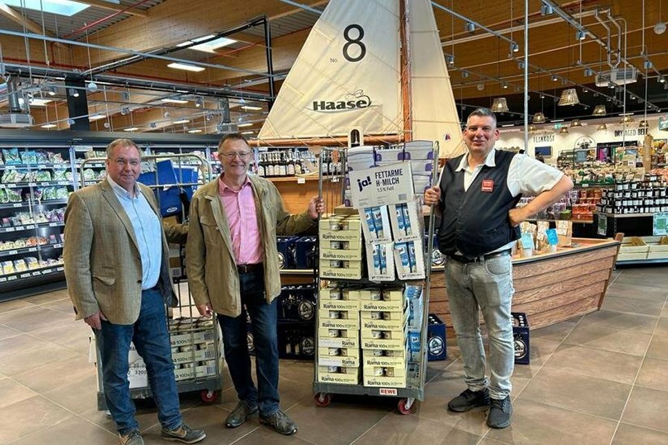 Rüdiger Nittritz (Incoming President), Manfred Rohde (Präsident) und Thorsten Preuß vom Rewe Markt (v. lks.).