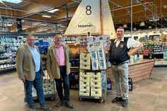 Rüdiger Nittritz (Incoming President), Manfred Rohde (Präsident) und Thorsten Preuß vom Rewe Markt (v. lks.).