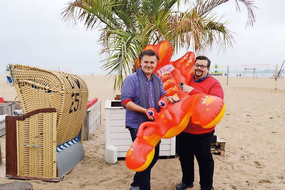 Freuen sich auf den Start von „Kino unterm Ostseehimmel“  am heutigen Abend, bei dem Cro als besonderer Gaststar am Strand von Travemünde erwartet wird: LTM-Geschäftsführer Christian Martin Lukas (l.) und CineStar-Theaterleiter Stefan Schwabe.
