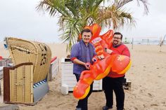 Freuen sich auf den Start von „Kino unterm Ostseehimmel“  am heutigen Abend, bei dem Cro als besonderer Gaststar am Strand von Travemünde erwartet wird: LTM-Geschäftsführer Christian Martin Lukas (l.) und CineStar-Theaterleiter Stefan Schwabe.