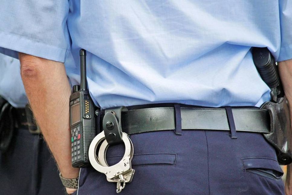 Als der Gast die Polizisten erblickte, versuchte er zu fliehen.