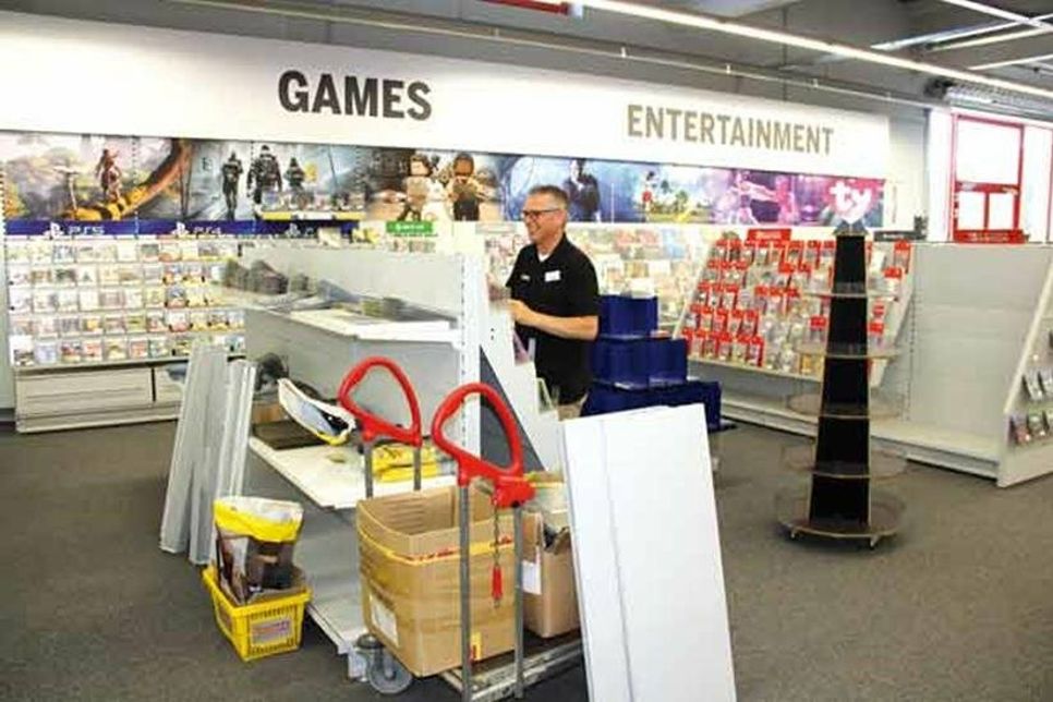 Die Umbaumaßnahmen weg von MEDIMAX hin zu EURONICS sind in vollem Gange. Mitarbeiter Sven Goletz bei der Sortimentsanpassung.