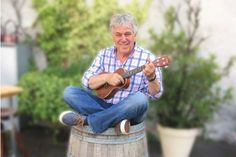 Rolf Zuckowski hat über die Jahre ein generationenübergreifendes Song-Repertoire aufgebaut, das sich an Kinder und Erwachsene richtet.