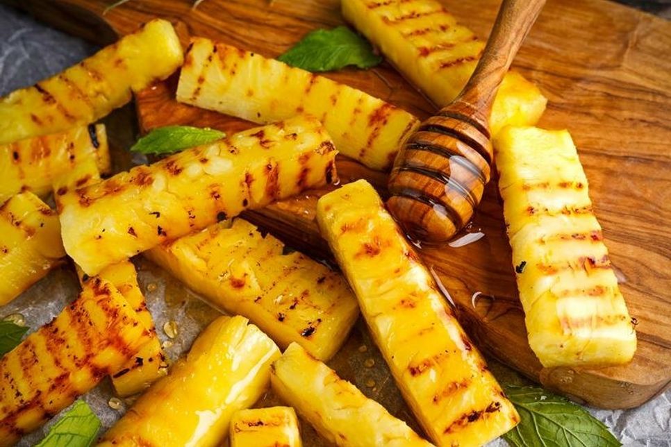 Köstlich zum Nachtisch: frische Ananas vom Grill. (Foto: AdobeStock)