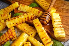 Köstlich zum Nachtisch: frische Ananas vom Grill. (Foto: AdobeStock)