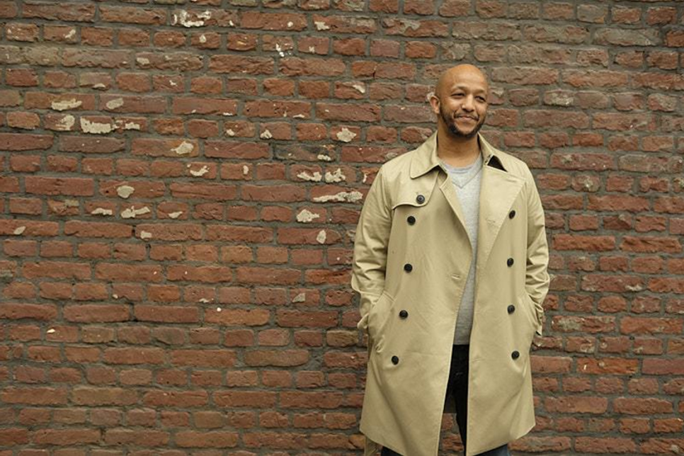 Sami Omar lädt im Rahmen der Interkulturellen Woche zum Gespräch in die Stadtbücherei ein.