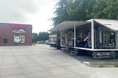 An drei Freitagen steht die „Mosterei Mobil“ auf dem Parkplatz bei Rewe Haase, um Obst von privaten Gartenbesitzern zu natürlichen und köstlichen Säften zu verarbeiten.