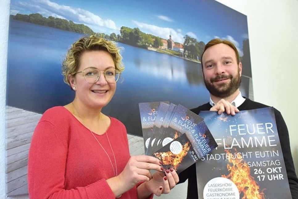 Setzen die Stadtbucht am kommenden Samstagabend ins schönste Licht: Martin Klehs, der Chef der Eutin GmbH, und Claudia Falk laden zu Feuer und Flamme am Großen Eutiner See ein – mit kulinarischen Köstlichkeiten, Feuerschalen, einer Feuer- und Lasershow, Live-Musik, dem ersten Punsch des Jahres und einem Abend zum Genießen und Entspannen.