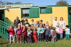 Die Naturgruppe mit ihren Betreuern vor dem schicken Bauwagen.