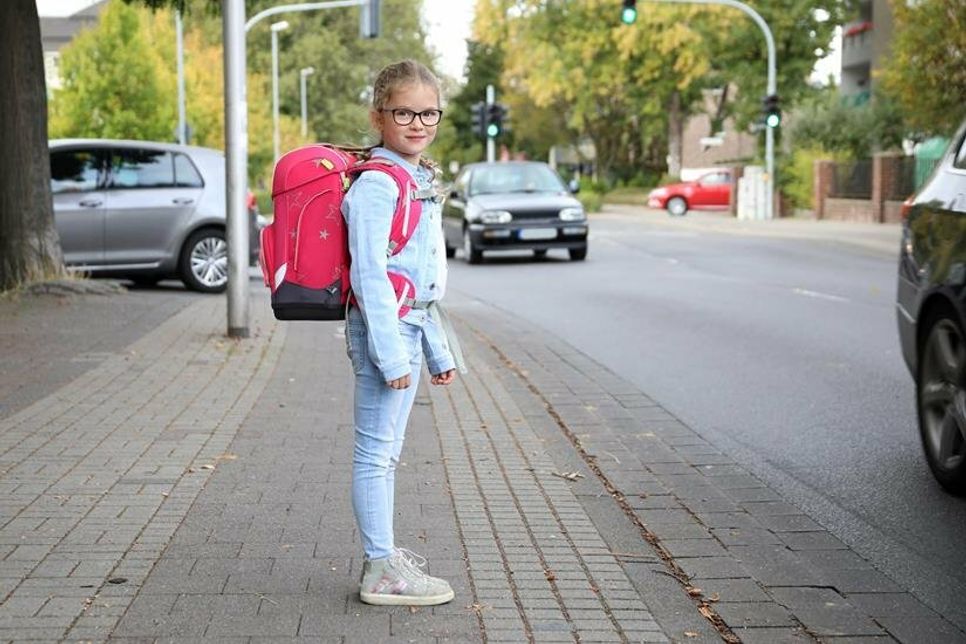 Der Schulweg sollte im Vorwege ausführlich geübt und so gewählt werden, dass das Kind diesen auch später allein bewältigen kann.