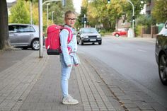 Der Schulweg sollte im Vorwege ausführlich geübt und so gewählt werden, dass das Kind diesen auch später allein bewältigen kann.
