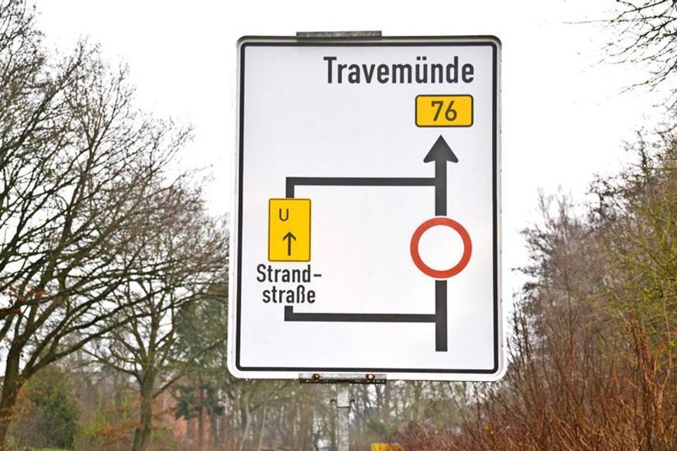 Die B 76 ist in Niendorf/Ostsee seit Montag ab Höhe Hafenstraße und ab Parkplatz Sydowstraße/Edeka-Markt voll gesperrt. Viele nutzen die Umleitung durch die Strandstraße. (Foto: René Kleinschmidt)