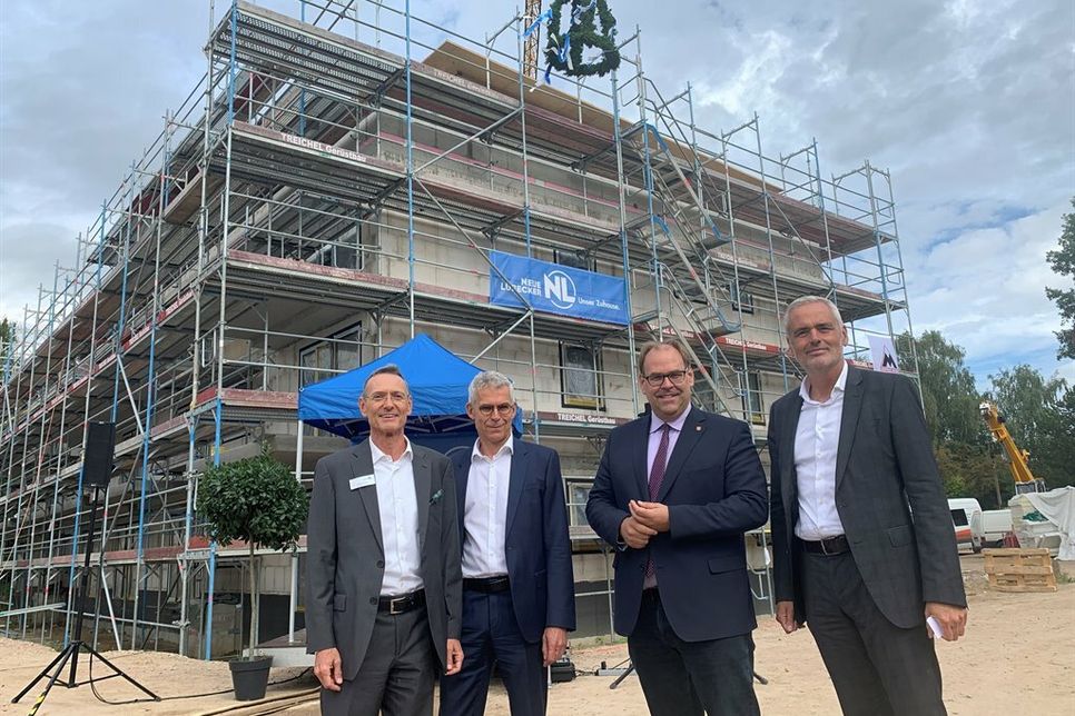 Der Vorstandsvorsitzende der Neuen Lübecker, Marcel Sonntag (v. lks.) mit dem technischen Vorstand der Neuen Lübecker, Dr. Uwe Heimbürge, Bürgermeister Mirko Spieckermann und Andreas Breitner, Verbandsdirektor Verband norddeutscher Wohnungsunternehmen, beim Richtfest.