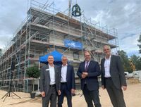 Der Vorstandsvorsitzende der Neuen Lübecker, Marcel Sonntag (v. lks.) mit dem technischen Vorstand der Neuen Lübecker, Dr. Uwe Heimbürge, Bürgermeister Mirko Spieckermann und Andreas Breitner, Verbandsdirektor Verband norddeutscher Wohnungsunternehmen, beim Richtfest.