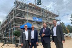 Der Vorstandsvorsitzende der Neuen Lübecker, Marcel Sonntag (v. lks.) mit dem technischen Vorstand der Neuen Lübecker, Dr. Uwe Heimbürge, Bürgermeister Mirko Spieckermann und Andreas Breitner, Verbandsdirektor Verband norddeutscher Wohnungsunternehmen, beim Richtfest.