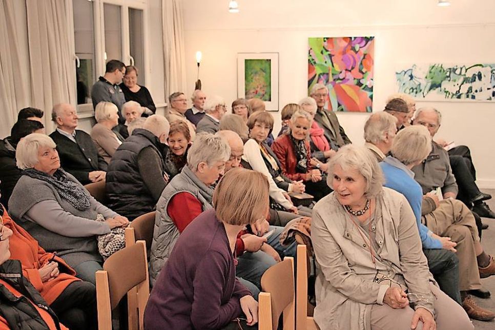 Gespannt erwarten zahlreiche Kunstinteressierte die Eröffnung der 37. Jahresschau.