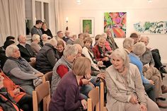 Gespannt erwarten zahlreiche Kunstinteressierte die Eröffnung der 37. Jahresschau.