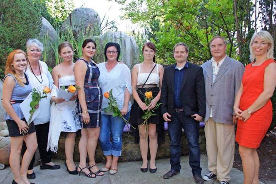 Die Altenpflegehelfer freuten sich am Freitag nach ihrer bestandenen Prüfung