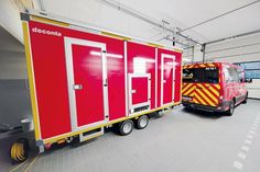 Der neue Einsatzanhänger für die Dekontamination von Schutzausrüstung mit dem neuen Mannschaftstransporter im Feuerwehrgerätehaus in Hemmelsdorf.