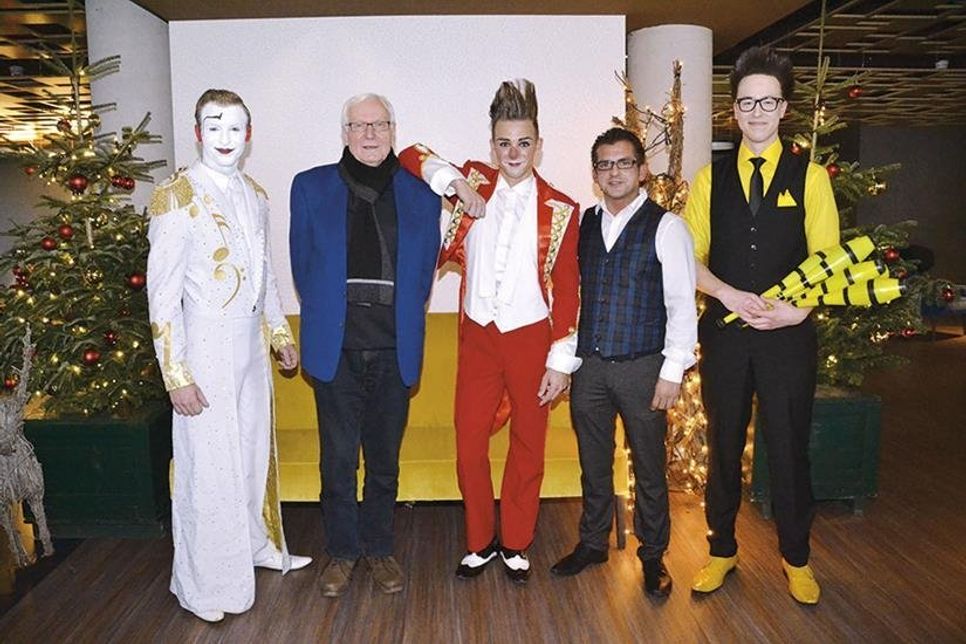 Wolfgang Hovestädt (2.v.li.) von der Kulturbühne Travemünde mit Harry Huppertz vom „Zirkus-Palast“ (2.v.re.), Clowns und Artisten vom „Travemünder Weihnachtscircus“. (Foto: René Kleinschmidt)