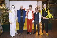Wolfgang Hovestädt (2.v.li.) von der Kulturbühne Travemünde mit Harry Huppertz vom „Zirkus-Palast“ (2.v.re.), Clowns und Artisten vom „Travemünder Weihnachtscircus“. (Foto: René Kleinschmidt)