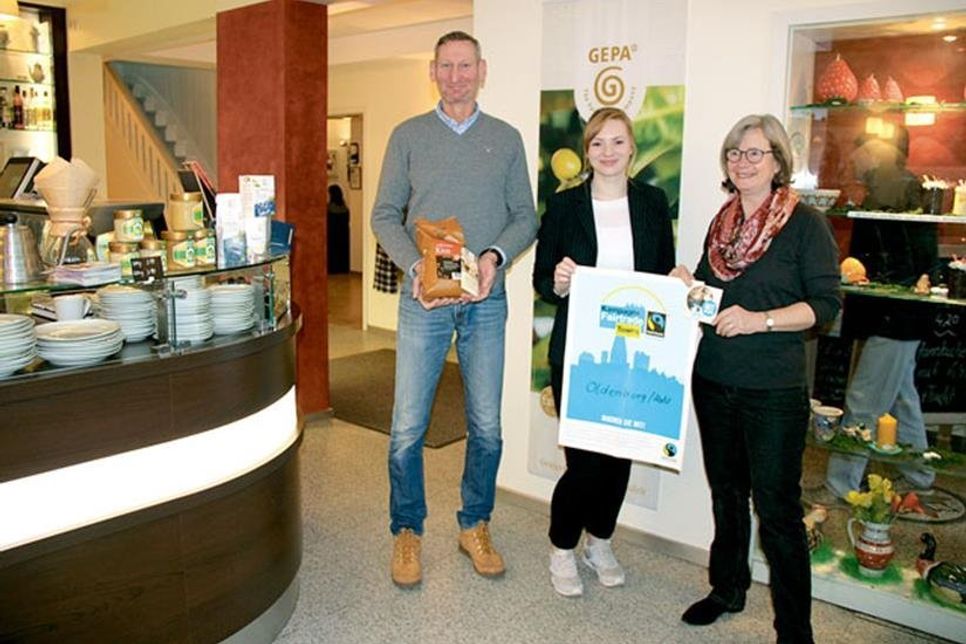 Stephan Schlegel, Cora Brockmann und Ute Petersen-Sauren engagieren sich für die Anerkennung der Stadt Oldenburg in Holstein als Fairtrade Town.