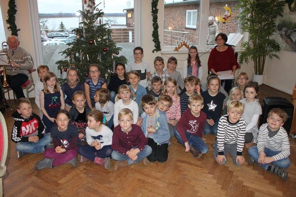 Die Grundschüler warteten gespannt auf ihren Auftritt.