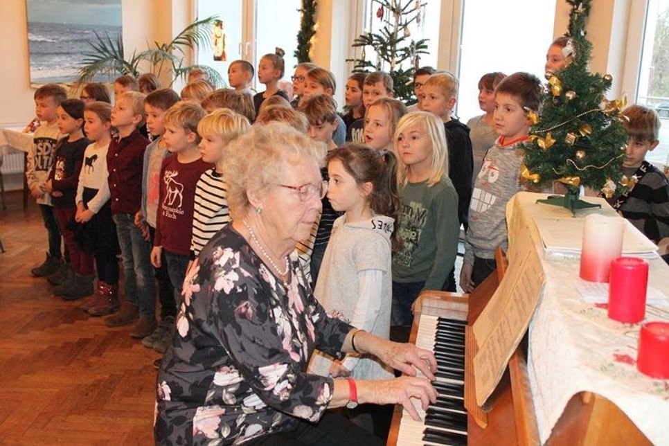 Christel Duncker führte durch die Veranstaltung und musizierte mit den Grundschülern.
