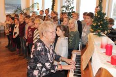 Christel Duncker führte durch die Veranstaltung und musizierte mit den Grundschülern.