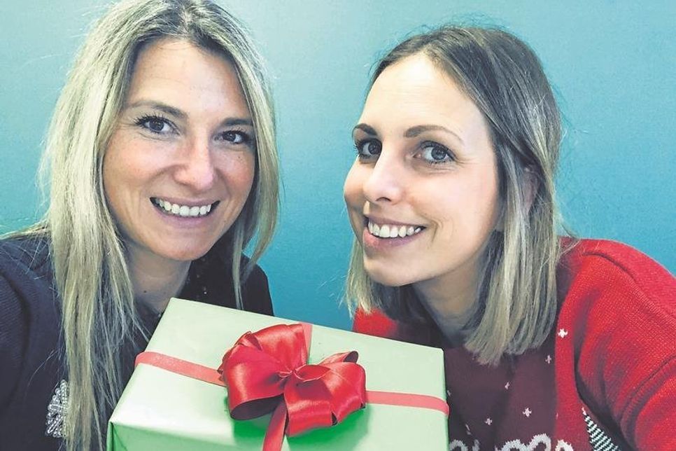 Und noch einmal zeigen die reporter-Redakteurinnen Gesche Muchow (lks.) und Kristina Kolbe wie man Geschenke hübsch verpackt.