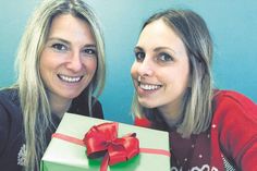 Und noch einmal zeigen die reporter-Redakteurinnen Gesche Muchow (lks.) und Kristina Kolbe wie man Geschenke hübsch verpackt.