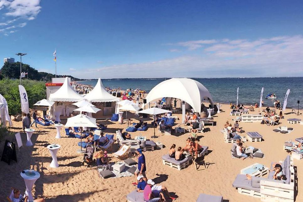 Lounge-Musik unter freiem Himmel, dazu spritzige Cocktails oder einen heißen Glühwein und das Ganze mit Blick auf die Ostsee, was will man mehr? Foto: TSNT