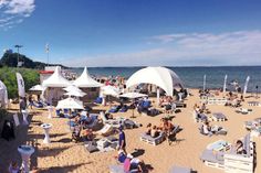 Lounge-Musik unter freiem Himmel, dazu spritzige Cocktails oder einen heißen Glühwein und das Ganze mit Blick auf die Ostsee, was will man mehr? Foto: TSNT