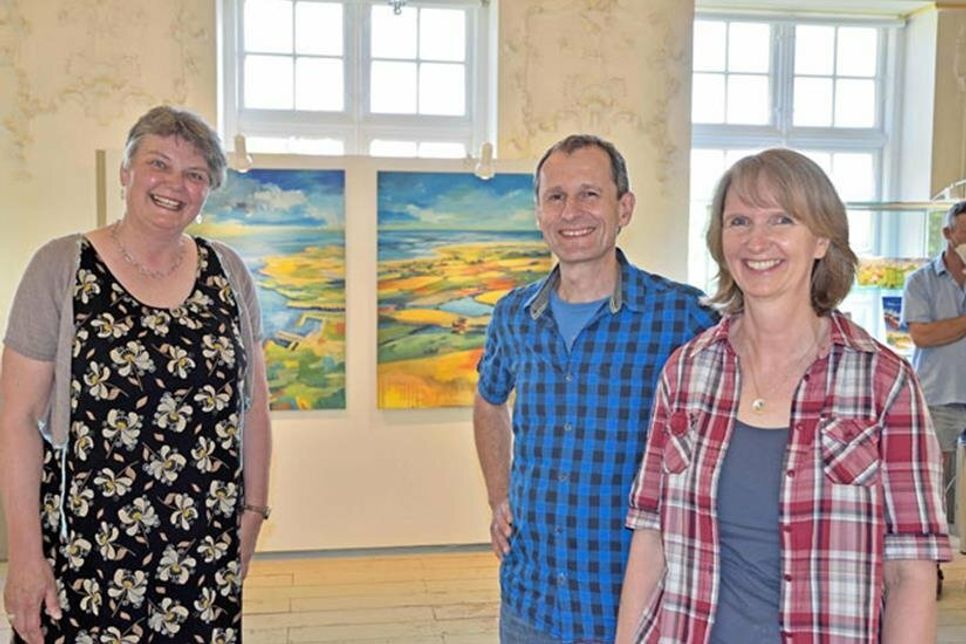 Julia Kaergel (l.) studierte in Hamburg und arbeitet als freie Künstlerin und Illustratorin sowie als Kulturvermittlerin in Schleswig-Holstein und im Ausland. Sie illustrierte zahlreiche Bücher, arbeitete unter anderem mit Doris Dörrie und arbeitete an Trickfilmen für die Sendung mit der Maus. „Als Künstler muss man mehrere Standbeine haben“, lautet ihre Devise. Seit 10 Jahren lebt sie in Dersau. Astrid Krömer ist Kinderbuchillustratorin aus Laboe, wo sie mit ihrem Mann Wolfgang Slawski lebt. Inzwischen hat sich ihr Arbeitsschwerpunkt zur freien künstlerischen Tätigkeit und Workshopangeboten verschoben. Unter ihrer Pinselführung entstehen großformatige farbenprächtige Gemälde. Wolfgang Slawski hat wie Astrid Krömer in Hamburg an der Fachhochschule für Gestaltung Kinderbuchillustration studiert. Um verlagsunabhängiger zu werden, begann er vor 10 Jahren damit, seine Arbeiten selbst zu veröffentlichen, die häufig durch regionale Motive auffallen.