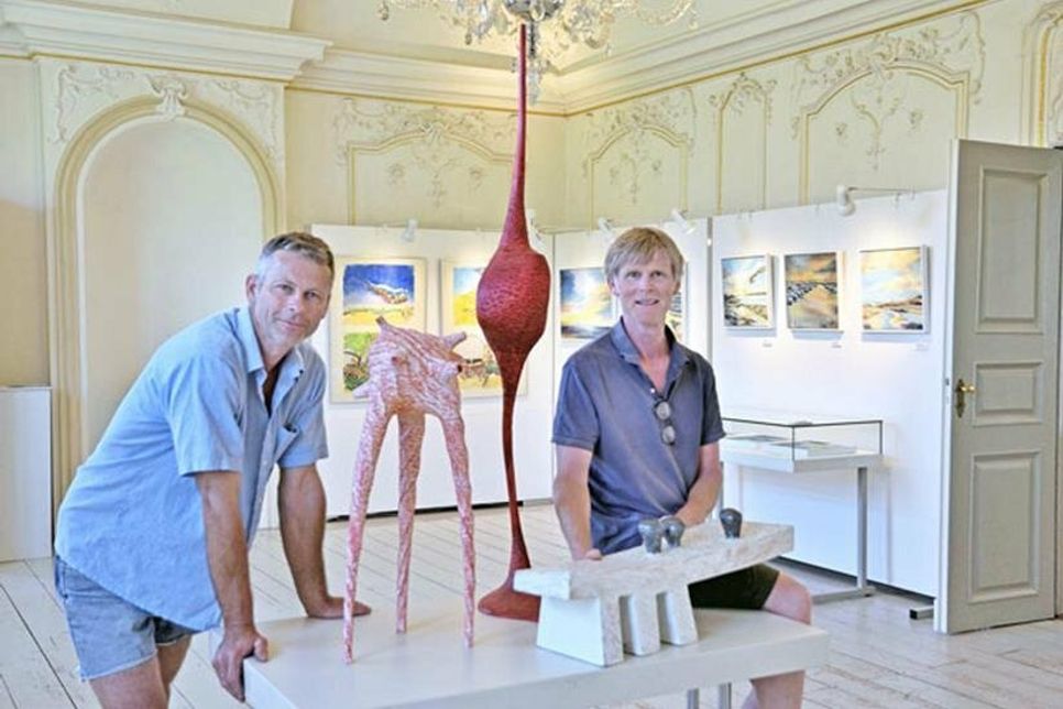 Die Spezialisten für Installation und Bildhauerei aus Holz und Stein: Ingo Warnke aus Kirchbarkau und der Plöner Ulf Reisener haben bei Jan Koblasa in Kiel studiert und führen seit 17 Jahren ein Atelier in Nettelsee und bieten Kurse in ihrer Werkstatt „Heiliger Schein“ an. Auch der eine oder andere Spielplatz der Region ist unter ihrer Regie entstanden. Seit 1999 veranstalten sie die Sommerakademie Bothkamper Mühle sowie Kunstprojekte wie beim Kultursommer Barkauer Land und landesweite Aktionen. „Künstler müssen immer gucken, wie sie überleben“, sagen sie. Zumal in Corona-Zeiten.