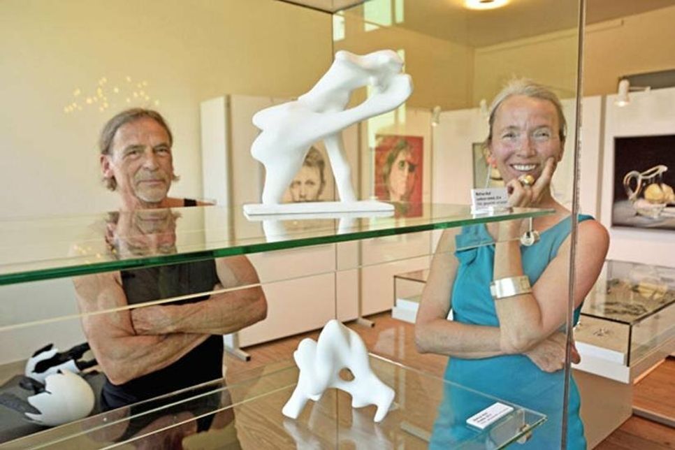 Schmuckkünstlerin Renate Knauer arbeitet als Kulturvermitterin auch in integrativen Projekten, etwa an Schulen. Seit 2000 hat sie sich dem Thema Schmuck zugewandt, wobei Edelmetalle und echte Steine sowie Fossilien aus der Region ihr bevorzugtes Material sind. Zeichnungen und Mediaproduktionen runden ihr Schaffensspektrum ab. Mathias Wolf lässt bei seinen Arbeiten gerne offen, aus welchem Material sie gestaltet sind. So lassen seine Skulpturen auf ihren Ursprung keine Rückschlüsse zu. Spachtel- und Lackiervorgänge erzeugen so etwas eigenständiges Neues.