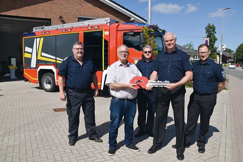 Offizielle Schlüsselübergabe durch den stellvertretenden Bürgermeister Andreas Müller (2.v.li.) an Ortswehrführer Jan Strunk und seinem Stellvertreter Marcel Begier (rechts). Gemeindewehrführer Thomas Scharbau (li.) und sein Stellvertreter Stefan Schönfeld (Mitte) gratulierten.