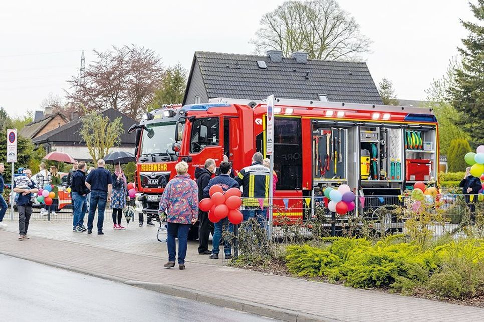 Zur Überraschung der Feuerwehrkameraden war das Dorf zur Begrüßung des neuen Löschfahrzeuges am 12. Mai feierlich geschmückt.