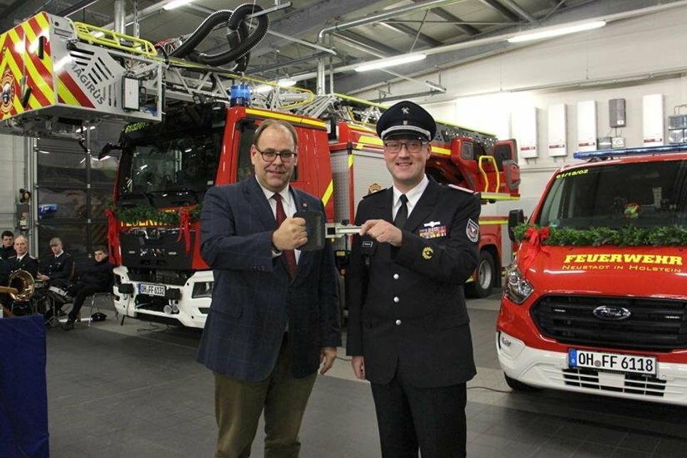 Bürgermeister Mirko Spieckermann (lks.) und Stadtwehrführer Alexander Wengelewski bei der offiziellen Schlüsselübergabe im Gerätehaus.