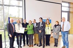 Manfred Holz (l.) überreichte die Urkunde zur Fair Trade-Gemeinde. (Text/Foto: Eknad)