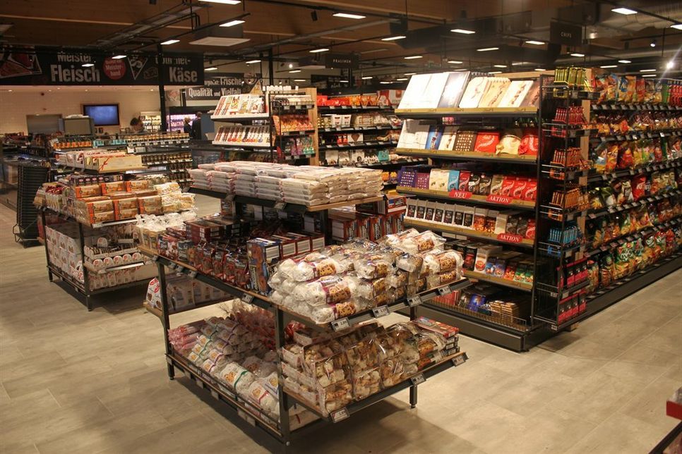 Der Markt besticht unter anderem durch großzügige, breite Gänge und ein gut sortiertes Warensortiment.