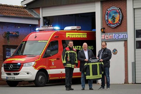Ortswehrführer Jacob Revenstorf mit Udo und Lucas Tegtmeyer (v. lks.).
