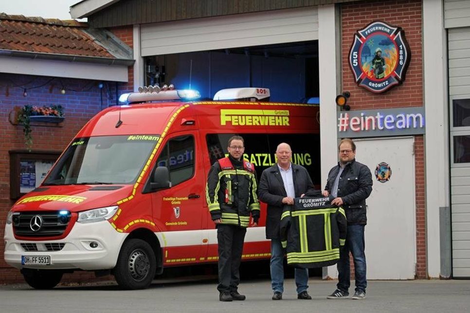 Ortswehrführer Jacob Revenstorf mit Udo und Lucas Tegtmeyer (v. lks.).