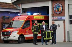 Ortswehrführer Jacob Revenstorf mit Udo und Lucas Tegtmeyer (v. lks.).