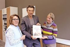 Gaby Brede (l.) und Rosi Schössow vom Ahrensböker Heimatmuseum überreichten Bürgermeister Andreas Zimmermann den ersten druckfrischen Ahrensböker Museumskalender 2017.