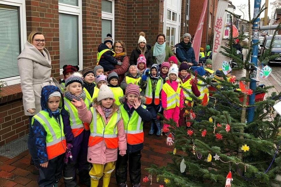 Neustadt. Am vergangenen Mittwoch schmückten die Kinder der Kindertagesstätte „Am Binnenwasser“ zwei Weihnachtsbäume direkt vor dem reporter in der Hochtorstraße 19. Im Rahmen der Aktion „Schmück-mich-Bäume“ halfen die Kinder dabei, Neustadt weiter in Weihnachtsstimmung zu versetzen. Trotz frostiger Temperaturen hatten die Kleinen sichtlich Spaß dabei. (lk)