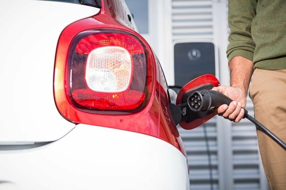 Autofahrende sollten sich unbedingt vor der Reise informieren, für welche Ladesäulen sie eine App oder Ladekarte besitzen, und ob die Ladepunkte auch betriebsbereit sind.