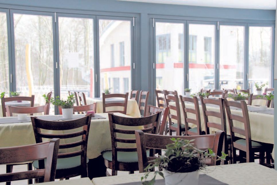 Das höchst gelegene Restaurant Schleswig-Holsteins bietet im Innenbereich und auf der Außenterrasse seinen Gästen die Möglichkeit gemütliche und schmackhafte Momente zu erleben.
