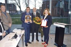 Blumen, das Wappen der Gemeinde Stockelsdorf aus Marzipan und natürlich die entsprechende Ehrenurkunde überreichten Stockelsdorfs Bürgermeisterin Julia Samtleben und Bürgervorsteher Manfred Beckmann an Lothar Kerbstadt. (Foto: Stefan Setje-Eilers)