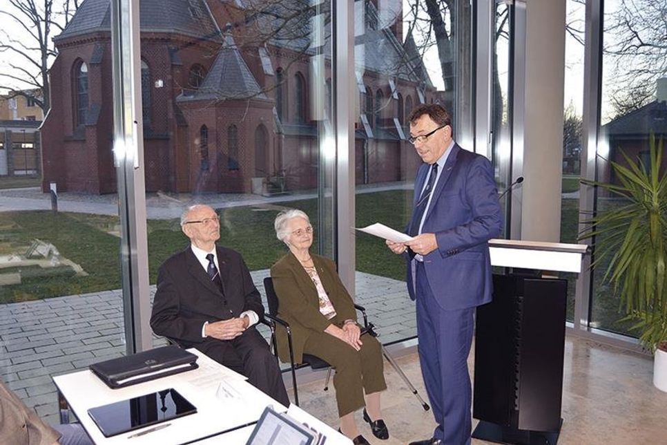 Begleitet von seiner Ehefrau Gisela hörte sich Lothar Kerbstadt die Laudatio zu seiner Ehrenbürgerschaft von Stockelsdorfs Bürgervorsteher Manfred Beckmann an. (Foto: Stefan Setje-Eilers)